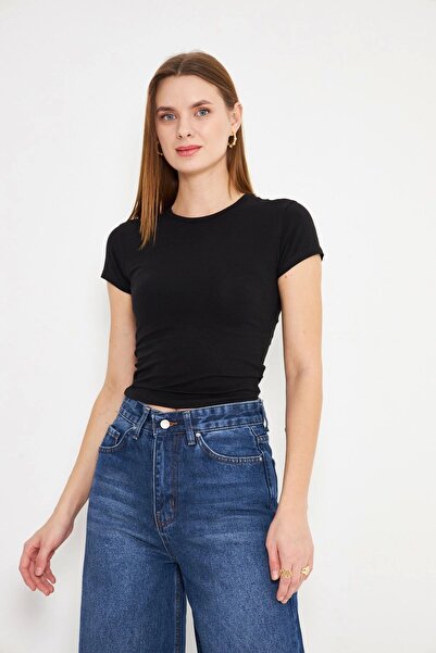 Akabi تي شيرت قصير الأكمام من الإيلاستين باللون الأسود