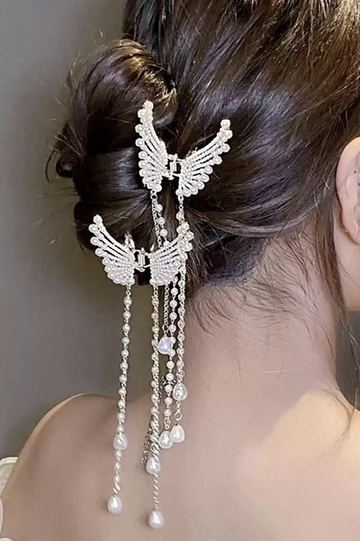 TakıDolabı Gümüş Renk Taş Ve İnci Detaylı Kelebek Figürlü Sallantılı Mandal Toka