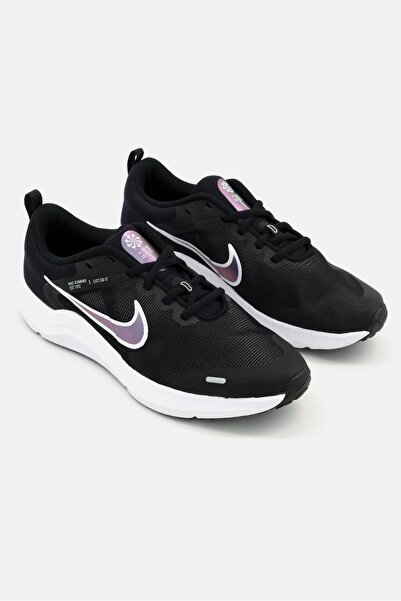 Nike حذاء جري برباط للأولاد الصغار، أسود