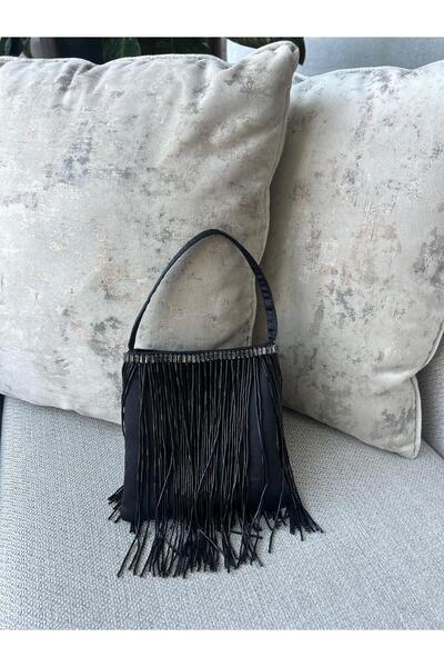 Merve Bayraktar siyah püsküllü çanta