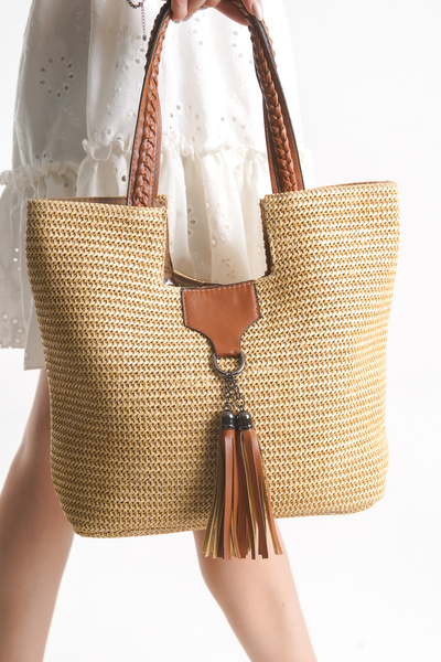 Shoesers حقيبة كتف نسائية كبيرة الحجم بتصميم خوص خاص مع إكسسوارات معدنية