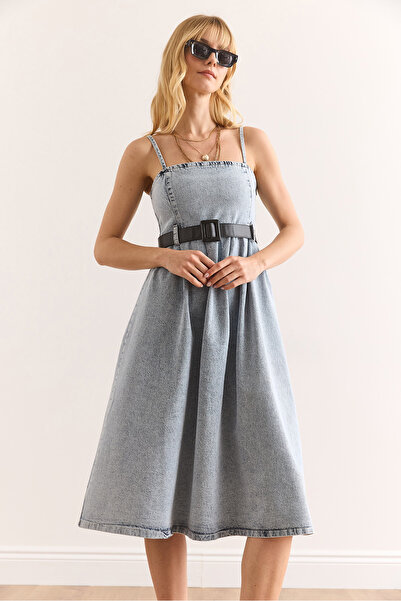 Olalook Kadın Mavi Askılı Kemerli Midi Kloş Denim Elbise ELB-19002407