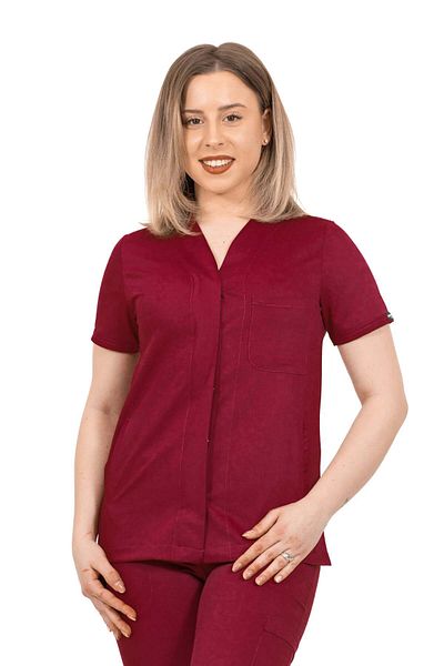 DEMOTEKS Set uniformă medicală pentru femei - bluză și pantaloni vișini, model Infinity