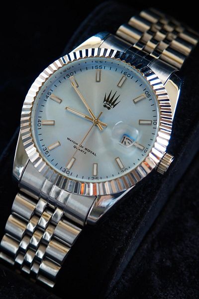 WATCHOFROYAL Crest Line Silver Blue Wristwatch