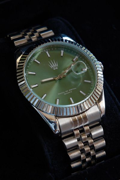WATCHOFROYAL Crest Line Silver Green Wristwatch