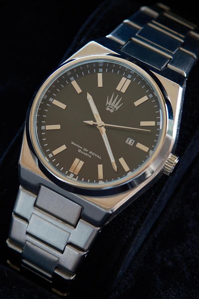 WATCHOFROYAL Blaze Bold Silver Black Wristwatch