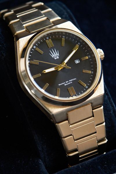 WATCHOFROYAL Blaze Bold Gold Black Wristwatch