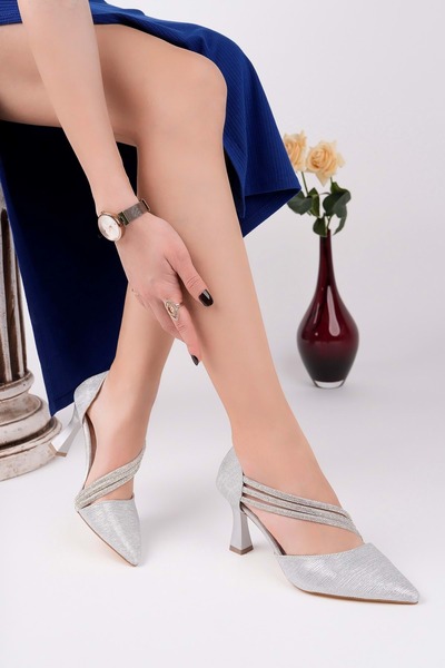 bulutmod BA04412 حذاء نسائي فضي لامع بثلاثة أحجار مفتوح من الجانب وكعب 8 سم - 38