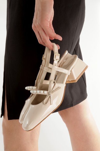 EYLÜLDEN MODA SHOES Beige Patent Leather Maste Pearl Short Patent Leather Heeled Shoes