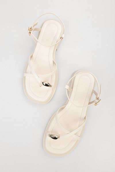 Shoeberry Bianca Beige Damensandalen mit goldener Schnalle