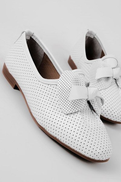 Lal Shoes & Bags حذاء باليرينا نسائي من الجلد الطبيعي بفتحات وشريط مفصل من Minks - أبيض