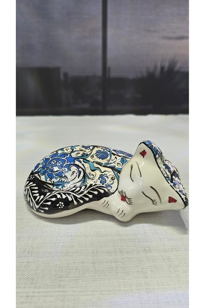 Kotans Seramik Çini Işlemeli Kedi Figürü - El Yapımı Uyuyan Kedi 20 X 15