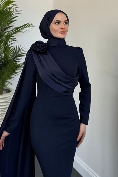 MERVEN AKYÜZ Βραδινό φόρεμα Castile Cape Shoulder Rose Navy Blue
