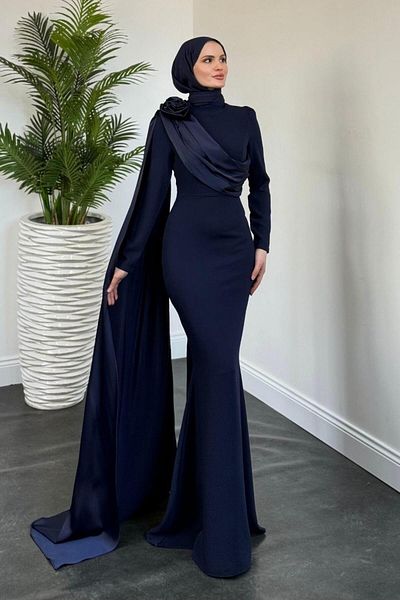 MERVEN AKYÜZ Βραδινό φόρεμα Castile Cape Shoulder Rose Navy Blue