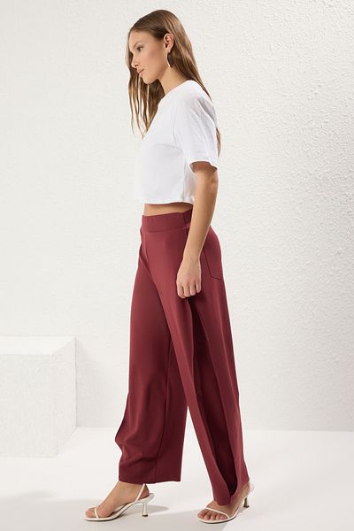 Trendyol Collection Burgunderrote, plissierte, dehnbare Strickhose mit hoher Taille TWOSS25PL00054
