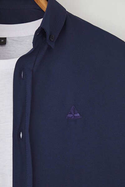 Trendyol Collection Sötétkék normál hímzésű, könnyen vasalható intelligens oxfordi ing TMNAW24GO00089