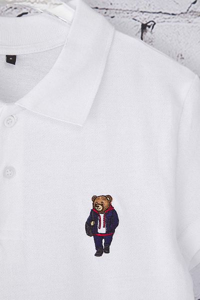 Trendyol Collection Weißes T-Shirt mit Teddybär-Stickerei und normalem Schnitt und Polokragen TMNSS23PO00016