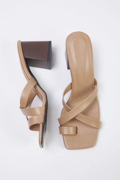 TRENDYOL SHOES Klapki damskie Mink Wooden Heel z ozdobnymi klockami TAKSS25TO00092