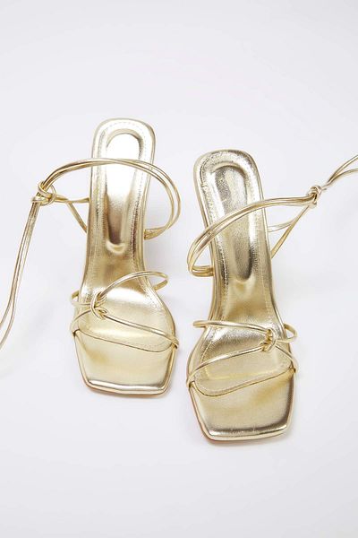 TRENDYOL SHOES Damen-Sandalen mit schmalem Absatz und goldenem Knöchelriemendetail TAKSS25TO00095