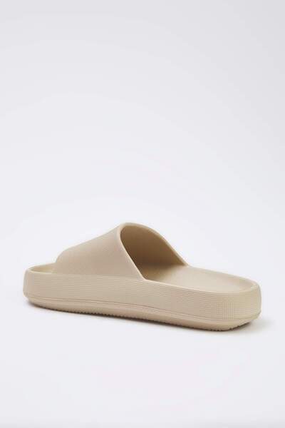 TRENDYOL SHOES Béžové pánské pantofle s plochou světlou podrážkou TAKSS25TE00028