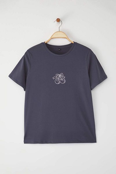 Trendyol Curve Anthrazitfarbenes, rotes, bedrucktes Strick-T-Shirt in Übergröße