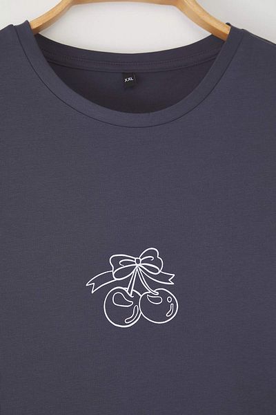 Trendyol Curve Anthrazitfarbenes, rotes, bedrucktes Strick-T-Shirt in Übergröße