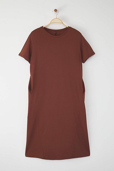 Trendyol Curve Braunes Midi-T-Shirt-Kleid aus 100 % gestrickter Baumwolle TBBSS24AH00067