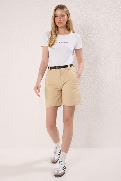 Trendyol Collection Béžové páskové prošívání Detailní džínové bermudy s vysokým pasem TWOSS25SR00196
