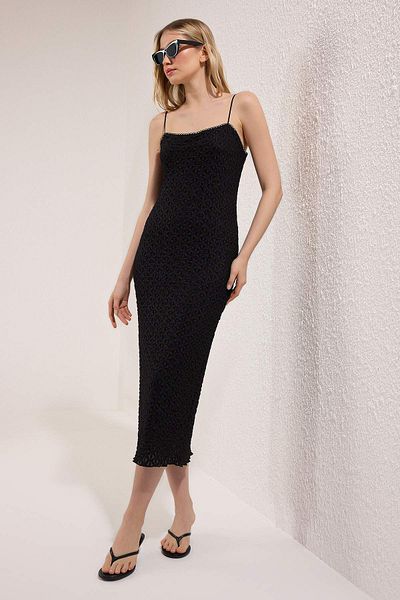 Trendyol Collection Czarna koronkowa dopasowana sukienka midi z dzianiny na ramiączkach TWOSS25EL00533