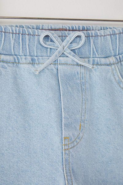 TRENDYOLKIDS Hellblaue Baumwoll-Jeansshorts für Jungen TKDSS25SR00018