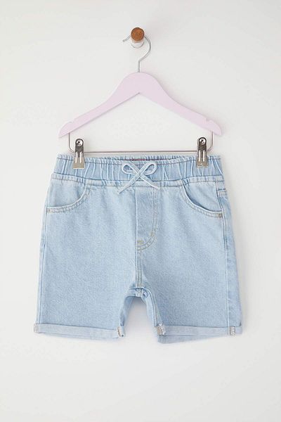 TRENDYOLKIDS Hellblaue Baumwoll-Jeansshorts für Jungen TKDSS25SR00018