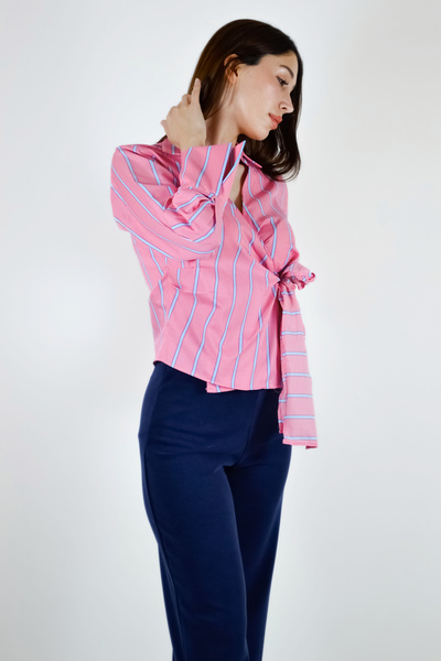 Qu Style Сорочка-блуза з товстими смужками, зав'язкою спереду та деталями круазе, рожево-синя