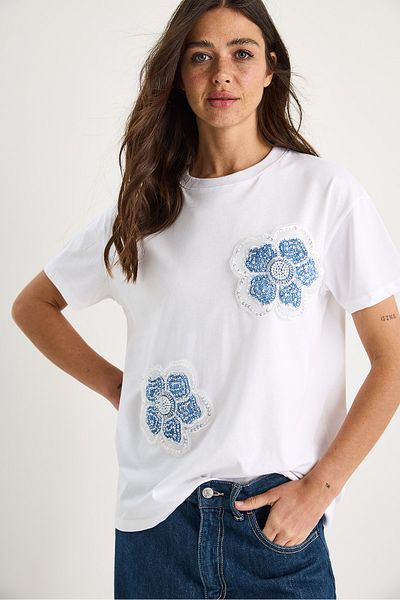 Bianco Lucci Kurzärmliges T-Shirt mit Rundhalsausschnitt und Blumenstein-Accessoires 60602059