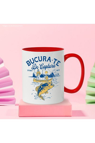 StoryGift Romania Cana cu Silueta barbati In Barca Pescuit Undita Peste Hobby Text Bucura-te De Ca, Cu Maner Rosu