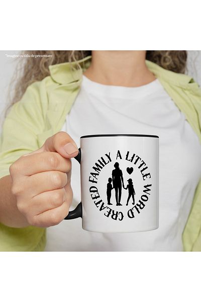 StoryGift Romania Cana cu o mama care isi tine fetita si baietelul de maini cu mesajul "Familia, o, Cu Maner Negru STG