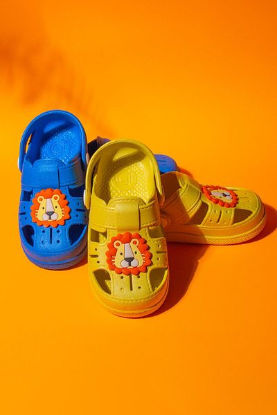 The Red Kids 2 Pieces Lion Figured Non-Slip Soft Sole Slippers Yellow-Blue