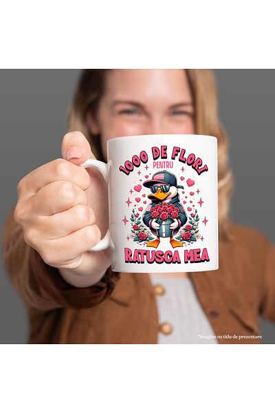 StoryGift Romania Cana cu Ratusca Alba Cu Buchet de Trandfiri Text Haios 1000 De Flori Pentru Ratu, Cu Maner Alb