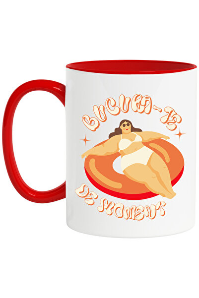 StoryGift Romania Cana cu Femeie Cu Ochelari De Soare Pe Colac Text Bucura-te De moment , Relaxare, Cu Maner Rosu