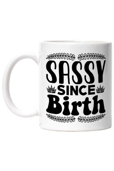 StoryGift Romania Cana cu textul in engleza "Sassy since birth" obraznica inca de la nastere cu Ma, Cu Maner Alb
