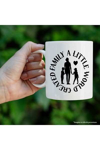 StoryGift Romania Cana cu o mama care isi tine fetita si baietelul de maini cu mesajul "Familia, o, Cu Maner Alb