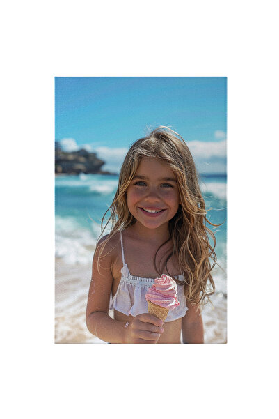 StoryGift Romania Tablou Canvas: O Fetita Vesela Cu Inghetata In Mana La Mare...