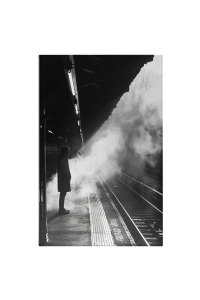 StoryGift Romania Tablou Canvas: Bărbat Așteaptă În Gară Cu Aburi Peste Șine În Lumina Soarelui- Fotografie Alb-