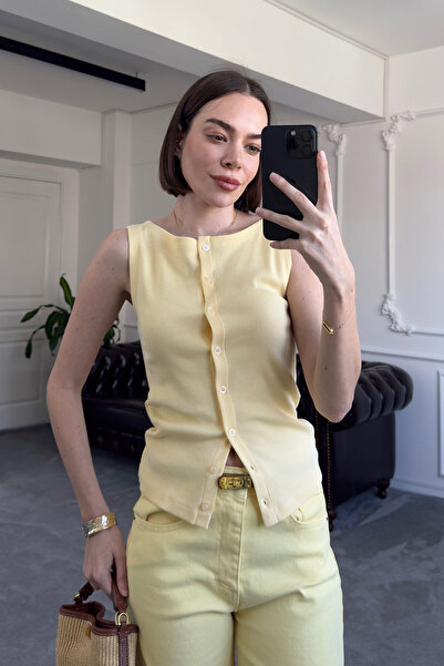 MAGARDE Vestă tricotată cu nasturi din seria specială - GALBENĂ