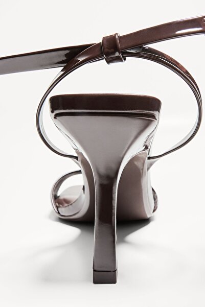 Bershka Bilek bantlı ve topuklu sandalet