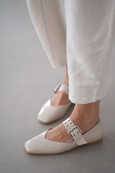 selinshoes Venny Blunt Toe Staple Buckle Detailed Women's Ballerinas - Ecru