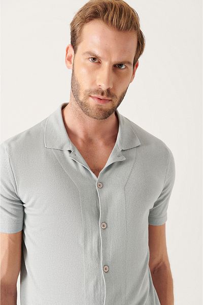 Avva Graues Herren-T-Shirt mit Apaj-Kragen und Knöpfen aus Strick B 005008