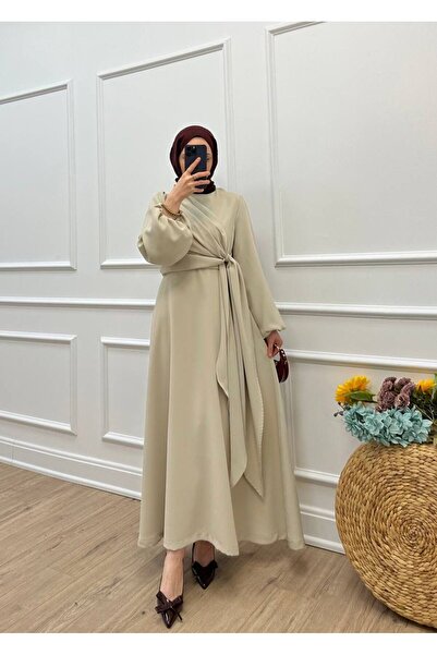 Rabia Ateş فستان حجاب بتفاصيل ربط كريمي من مولا