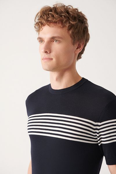 Avva Marineblaues Herren-Strick-T-Shirt mit Rundhalsausschnitt, Brust- und Ärmelstreifendetail A31y5116