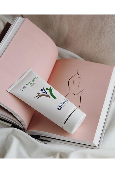 Calivita Cremă intimă regeneratoare EveryMoment pentru sănătate împotriva uscăciunii vaginale (135g) -