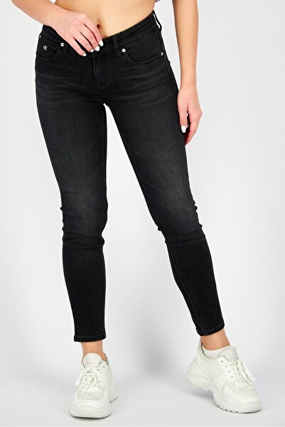 Calvin Klein Jeans بنطلون جينز نسائي قصة ضيقة منخفض يصل إلى الكاحل، قابل للتم...